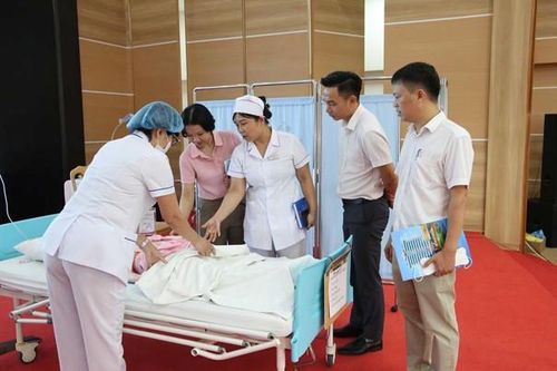 Điều dưỡng Nguyễn Thị Thu Liên tại Hội thi tay nghề giỏi dành cho Điều dưỡng, Hộ sinh, Kỹ thuật viên tại Bệnh viện.