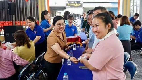 Niềm vui của người dân khi thực hiện thành công việc nộp hồ sơ hành chính công