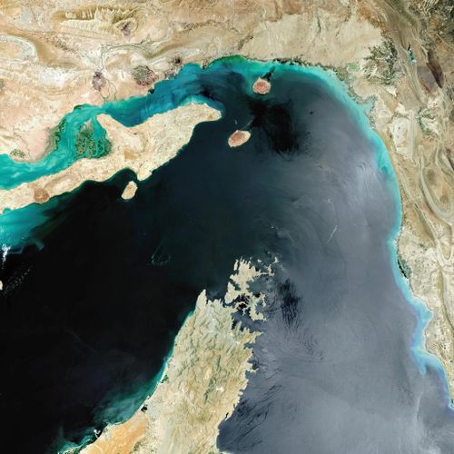 Ảnh vệ tinh eo biển Hormuz, cho thấy bờ biển Iran ở phía trên, cùng đảo Qeshm và Oman ở phía dưới. (Ảnh: Gallo Images/Getty Images)