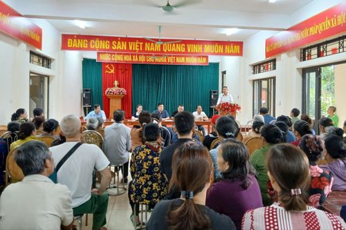 Người dân thôn Nhị Châu tại một cuộc họp về công tác bồi thường, hỗ trợ giải phóng mặt bằng dự án Khu đô thị thể thao Olympic. Ảnh: Hoàng Quyết
