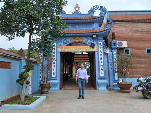 Bí thư Chi bộ thôn Nhị Châu Nguyễn Văn Lộc tại công trình chùa Nhị Châu sau khi được trùng tu. Ảnh: Hoàng Quyết