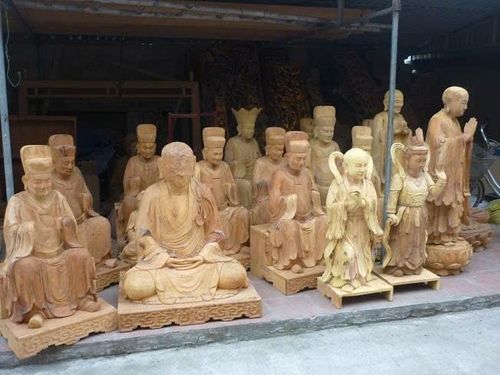Điêu khắc tượng gỗ ở làng nghề Sơn Đồng. Ảnh: Phạm Hùng