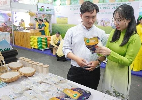 Sản phẩm gạo A An của Công ty Cổ phần Lương thực A An được quảng bá, bày bán tại một hội chợ. Ảnh: aan.vn