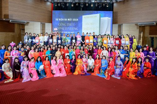 Áo dài ly vuông mở ra câu chuyện về việc ứng dụng và lan tỏa tri thức văn hóa Việt Nam. Ảnh: Hoài Ngọc
