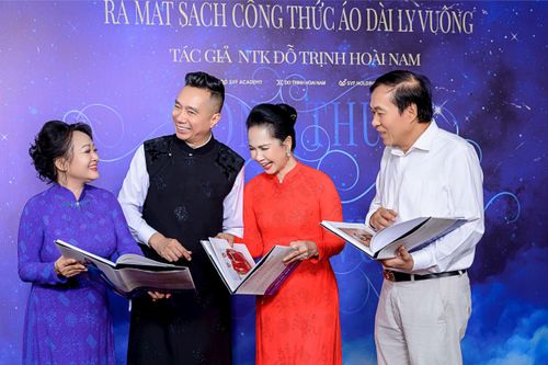 Cuốn sách "Công thức áo dài ly vuông" của nhà thiết kế Đỗ Trịnh Hoài Nam nhận được sự quan tâm của đông đảo nghệ sĩ. Ảnh: Hoài Ngọc