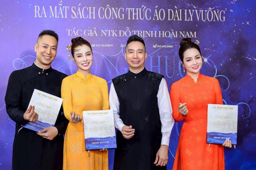 Nhà thiết kế Đỗ Trịnh Hoài Nam đúc rút kinh nghiệm của mình trong cuốn sách "Công thức áo dài ly vuông". Ảnh: Hoài Ngọc