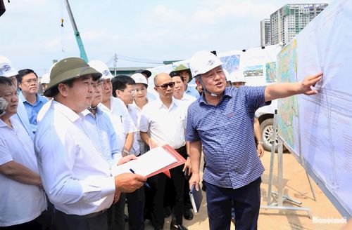 Ủy viên Bộ Chính trị, Bí thư Thành ủy Hà Nội Trần Đức Thắng trong một buổi thị sát dự án Vành đai 3,5. Ảnh: Quang Thái