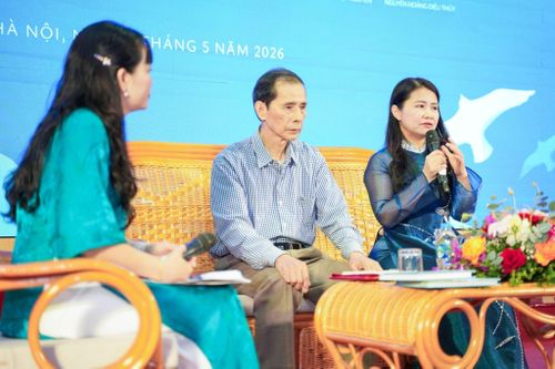 Nhà phê bình văn học Bùi Việt Thắng và Tiến sĩ Trịnh Đặng Nguyên Hương chia sẻ. Ảnh: NXB Kim Đồng