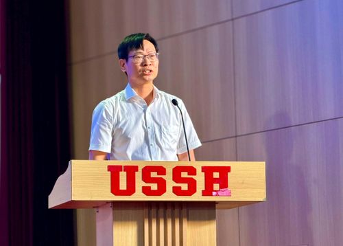PGS.TS Đặng Hồng Sơn, Phó Hiệu trưởng Trường Đại học Khoa học xã hội và Nhân văn phát biểu. Ảnh: Thụy Du