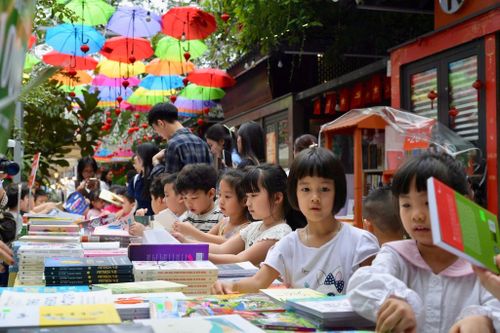 Cần khuyến khích phát triển văn học cho thiếu nhi. Ảnh: Thụy Du