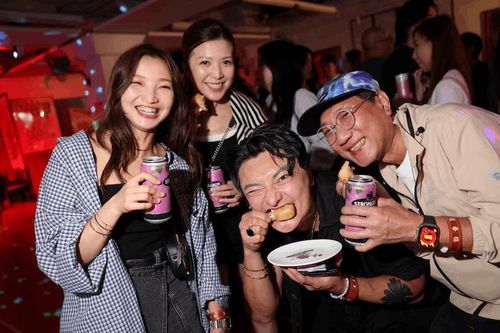 Thực khách chụp ảnh cùng các món dim sum tại quán trà Lin Heung Lau ở Hồng Kông trong một sự kiện thu hút giới trẻ và khách du lịch. Ảnh: Reuters