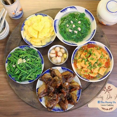 Mâm cơm thanh mát với các món chim cút nướng sốt ngũ vị, đậu phụ rán sốt cà chua, rau bí non xào tỏi, canh cải bó xôi nấu thịt băm.
