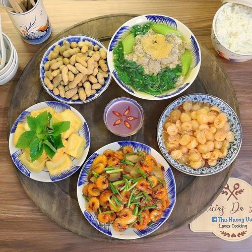 Mâm cơm đặc trưng mùa hè không thể thiếu các món tôm rang thịt ba chỉ, đậu phụ rán chấm mắm tôm, canh cua rau đay mồng tơi mướp, cà pháo, lạc luộc.