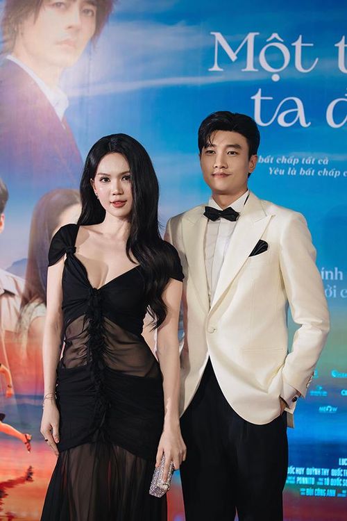 Quốc Trường vui vẻ khi Ngọc Trinh đến ủng hộ phim.