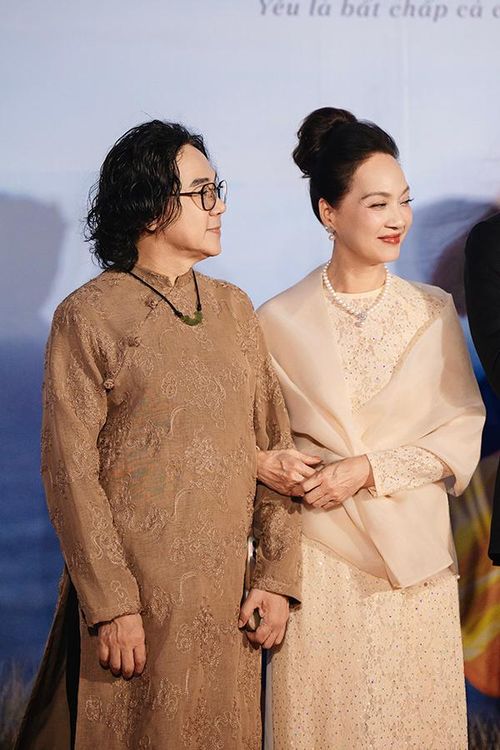 NSND Lê Khanh tình cảm với NSƯT Thành Lộc trong sự kiện thảm đỏ.