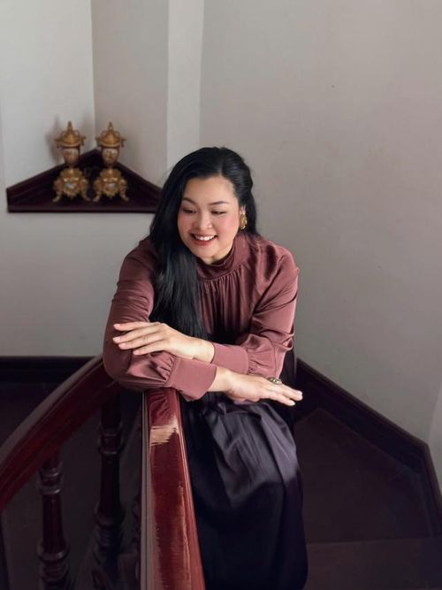 Thu Hương thường xuyên cập nhật các xu hướng mới, cách chơi màu, các bộ sưu tập mới nhất của các hãng thời trang danh tiếng, các nhà thiết kế tiên phong.