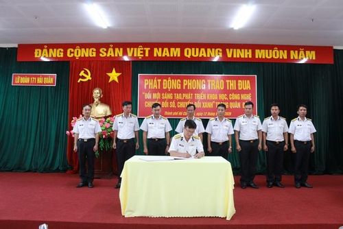 Các đơn vị trong Lữ đoàn ký cam kết thi đua “Đổi mới sáng tạo, phát triển khoa học, công nghệ, chuyển đổi số, chuyển đổi xanh”.
