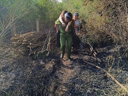 Công an cùng người dân giải cứu, hỗ trợ nạn nhân bị ngạt khói. Ảnh: Công an Đà Nẵng.