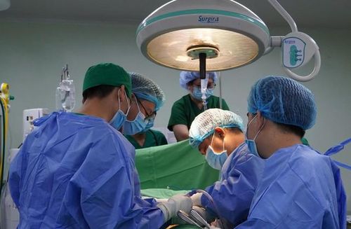 Ê kíp thực hiện rút đinh khỏi ổ bụng. Ảnh: BVCC.