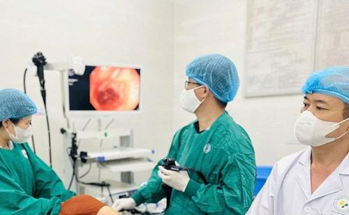 Hình ảnh BSCKI Đỗ Văn Lập cùng ê kíp đang thực hiện nội soi tầm soát ung thư sớm cho bệnh nhân tại BVĐK Việt Yên. Ảnh: Đỗ Thảo.
