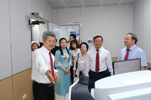 Giám đốc Bệnh viện Mắt Trung ương Phạm Ngọc Đông giới thiệu thiết bị y tế của Trung tâm với các đại biểu.