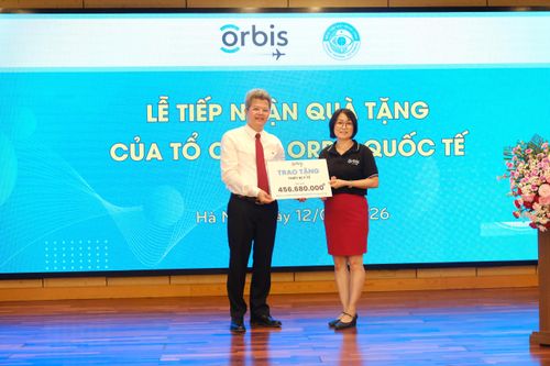 Giám đốc Bệnh viện Mắt Trung ương Phạm Ngọc Đông nhận biểu trưng quà tặng thiết bị y tế trao tặng cho bệnh viện.