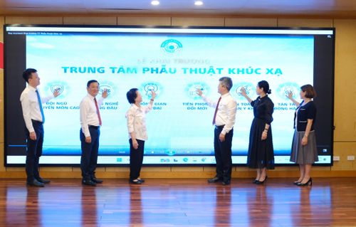 Các đại biểu khai trương Trung tâm Phẫu thuật Khúc xạ của Bệnh viện Mắt Trung ương.