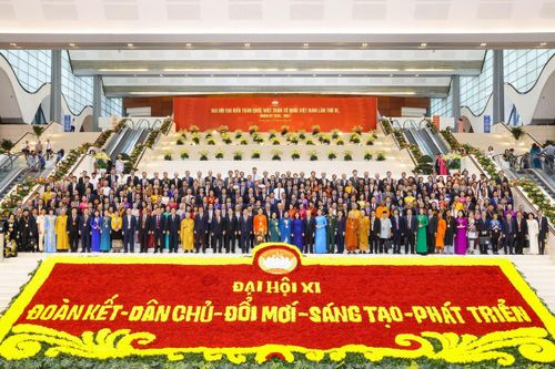 Các vị Ủy viên UBTƯ MTTQ Việt Nam chụp ảnh lưu niệm tại Đại hội.