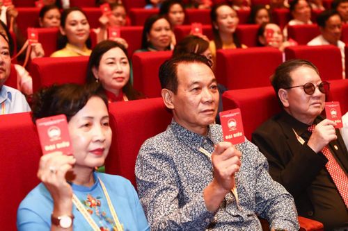 Các đại biểu tiến hành biểu quyết tại Đại hội.