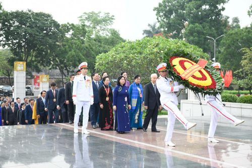 Chủ tịch Bùi Thị Minh Hoài và Đoàn đại biểu tham dự Đại hội đại biểu toàn quốc MTTQ Việt Nam lần thứ XI dâng hương tưởng niệm các Anh hùng liệt sỹ tại Đài tưởng niệm các Anh hùng Liệt sỹ Bắc Sơn.