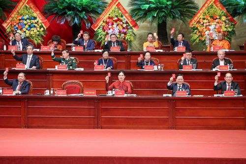 Các đại biểu tiến hành biểu quyết tại Đại hội.