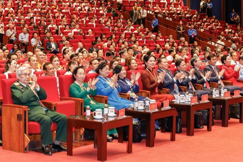 Bà Bùi Thị Minh Hoài - Ủy viên Bộ Chính trị, Bí thư Trung ương Đảng, Bí thư Đảng ủy MTTQ, các đoàn thể Trung ương, Chủ tịch UBTƯ MTTQ Việt Nam và các đại biểu tham dự Đại hội. 