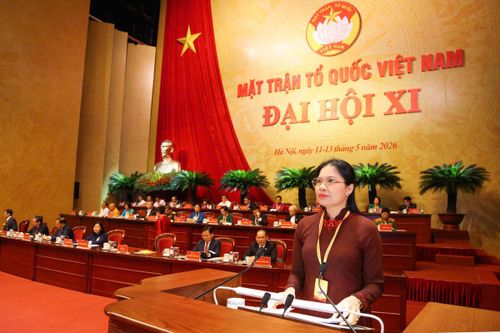 Phó Chủ tịch - Tổng Thư ký Hà Thị Nga trình bày Báo cáo Kiểm điểm hoạt động của UBTƯ, Đoàn Chủ tịch và Ban Thường trực UBTƯ MTTQ Việt Nam khóa X, nhiệm kỳ 2024 - 2029 (giai đoạn 2024-2026).