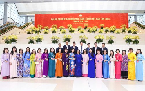 Chủ tịch UBTƯ MTTQ Việt Nam Bùi Thị Minh Hoài cùng các cán bộ Mặt trận tại Đại hội.
