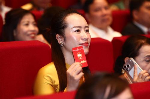 Các đại biểu tiến hành biểu quyết tại Đại hội.