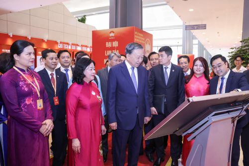 Tổng Bí thư Chủ tịch nước Tô Lâm, Chủ tịch UBTƯ MTTQ Việt Nam Bùi Thị Minh Hoài và các đại biểu tham quan Triển lãm các kỳ Đại hội của MTTQ Việt Nam.