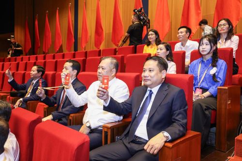 Các đại biểu tiến hành biểu quyết tại Đại hội.