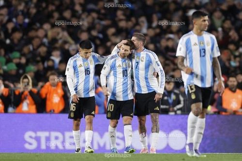  Messi cùng đồng đội Argentina là đương kim vô địch thế giới. Ảnh: EPA. 