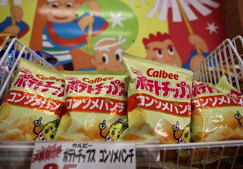  Khoai tây chiên Calbee được trưng bày tại một cửa hàng chuyên bán bánh kẹo ở Tokyo, Nhật Bản, ngày 12/5. Ảnh: Reuters.