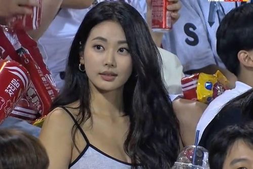  Những trend như "baseball girl AI" cho thấy nội dung AI đang tràn ngập mạng xã hội. Ảnh: @ateliyenn/Instagram.