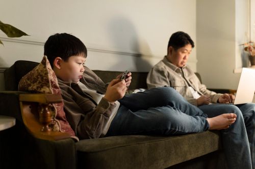 Bé trai 8 tuổi liên tục cáu gắt, cãi lại cha mẹ sau thời gian dài chơi game trên điện thoại, khiến gia đình phải cầu cứu bác sĩ tâm lý. Ảnh: Freepik.