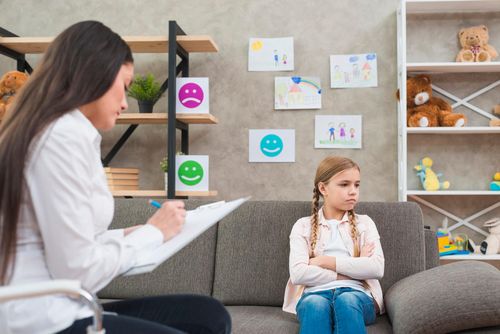 Theo các chuyên gia tâm lý, thay vì chỉ cấm đoán hoặc trừng phạt, phụ huynh cần bình tĩnh tìm hiểu nguyên nhân và đồng hành cùng con. Ảnh: Freepik.
