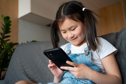 Không ít trẻ em phải điều trị tâm lý nhiều năm vì nghiện điện thoại, mất kết nối với gia đình và chìm trong thế giới ảo. Ảnh: Freepik.
