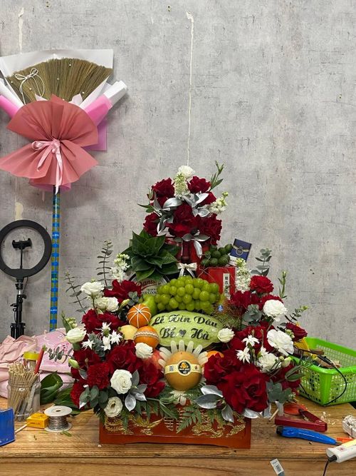  Hương lo liệu chu toàn mọi thứ cho ngày cưới của bố.