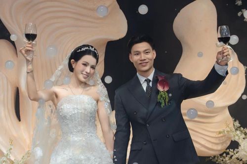 Trong ngày trọng đại, Văn Thanh diện suit đen theo phong cách lịch lãm. Cô dâu Bích Hạnh thu hút sự chú ý với váy cưới cúp ngực đính ren, kết hợp khăn voan dài và lối trang điểm nhẹ nhàng.
