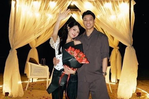 Trước đó, Văn Thanh cầu hôn Bích Hạnh tại một khu nghỉ dưỡng ở Huế sau hơn 3 năm hẹn hò. Tin vui được chàng cầu thủ thông báo vào ngày 14/4, đúng sinh nhật 30 tuổi của anh.