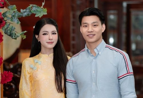 Hôm 26/2, lễ dạm ngõ của Văn Thanh - Bích Hạnh được tổ chức tại nhà gái ở Nam Định với sự góp mặt của gia đình hai bên. Một trong những khoảnh khắc được chú ý trong lễ dạm ngõ là khi Văn Thanh trao cho bạn gái thẻ đen ngân hàng.