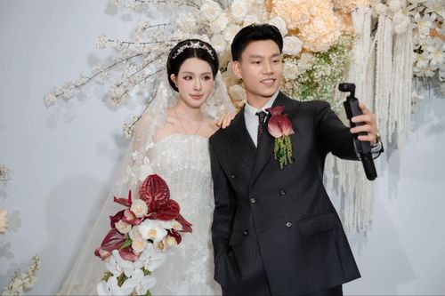 Ngày 12/5, lễ vu quy của cầu thủ Vũ Văn Thanh và "chị đẹp" Trần Bích Hạnh diễn ra tại Ninh Bình. Buổi tiệc được tổ chức tại một nhà hàng ở phường Nam Định với sự tham dự của người thân, bạn bè hai bên gia đình.