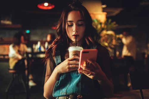 Nhiều người gặp khó khăn khi ngủ hoặc thường xuyên thức giấc vào ban đêm sau khi uống cà phê vào buổi chiều. Ảnh: Pixabay.
