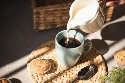 Yếu tố ảnh hưởng lớn nhất đến giấc ngủ vẫn là tổng lượng caffeine nạp vào cơ thể, chứ không chỉ riêng loại cà phê. Ảnh: Freepik.